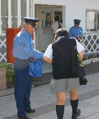 防犯実働隊のみなさんが、地域をパトロールしている