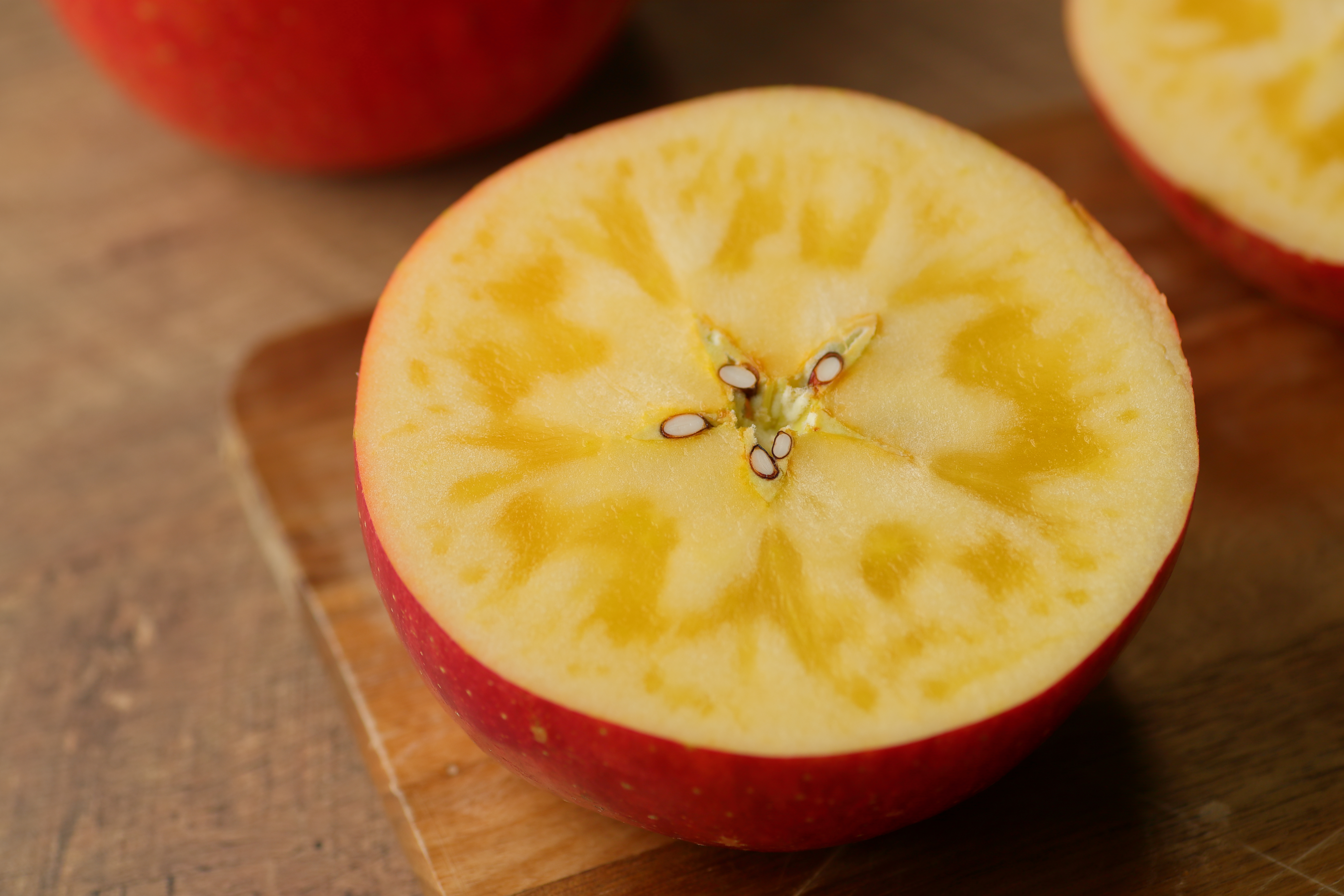 完熟リンゴの蜜がおいしそうな写真
