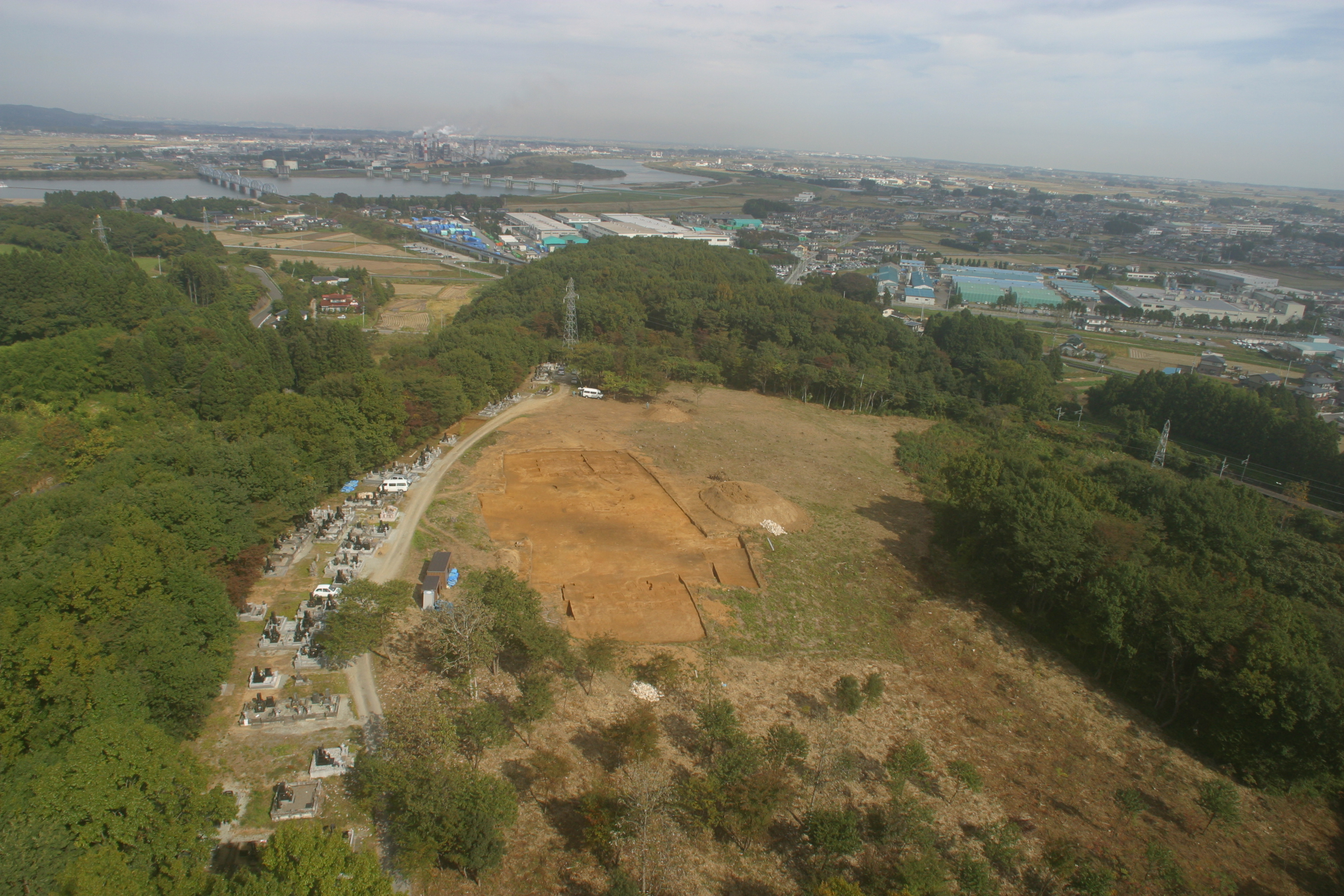 三十三間堂官衙遺跡（国指定）を上空から見た様子