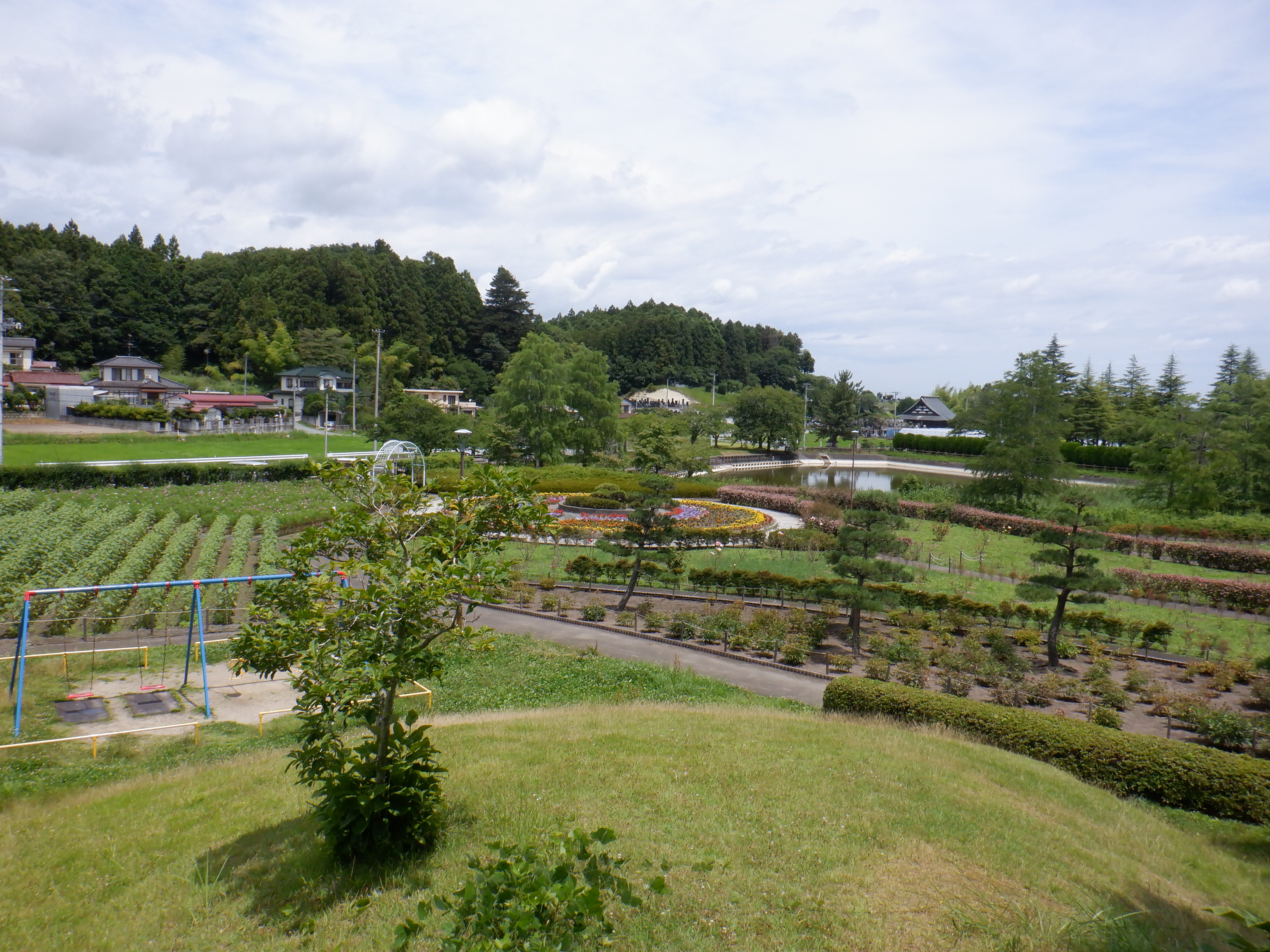 丘にはベンチが設置されています。上から花園を一望できます。