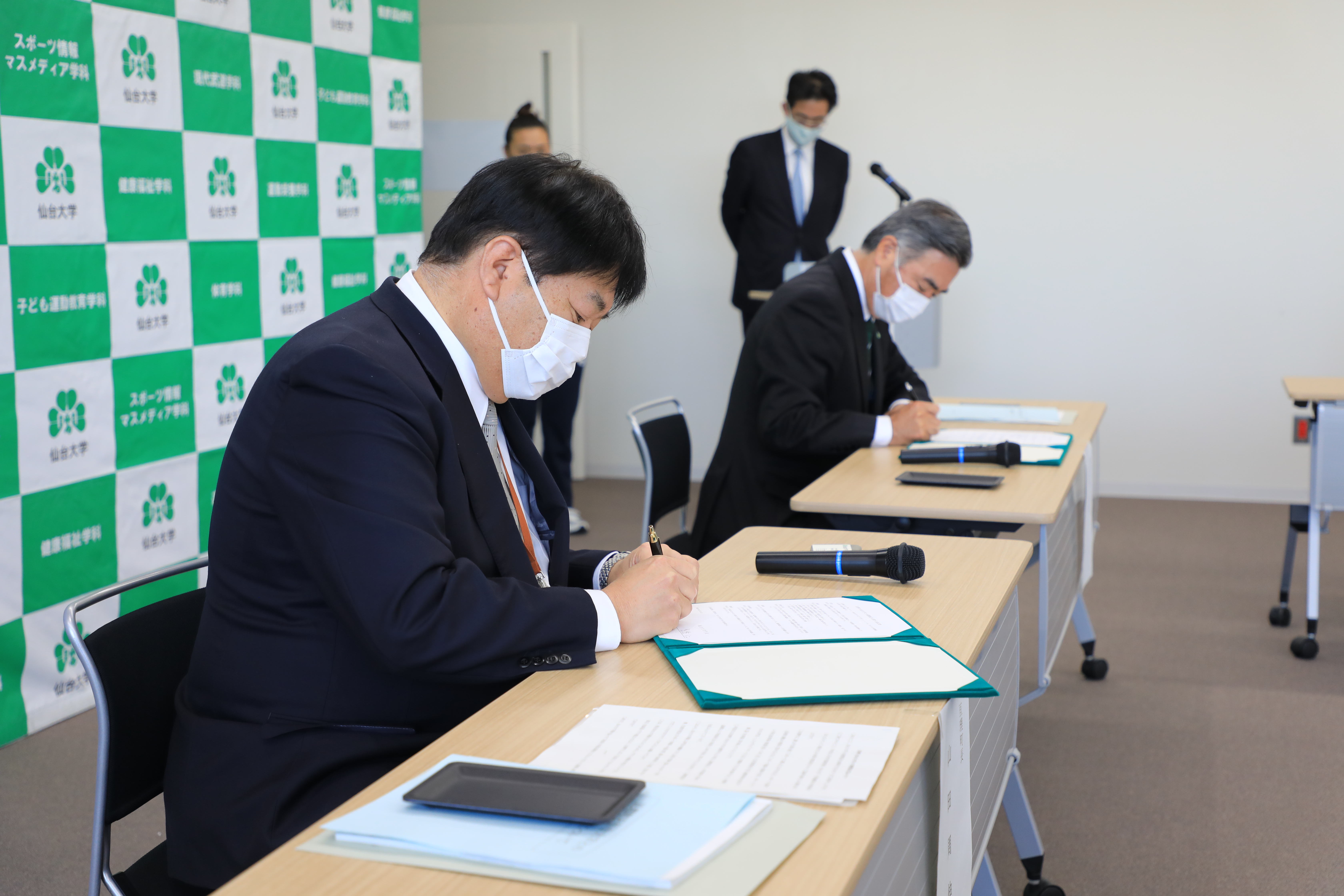 代表者による署名の様子