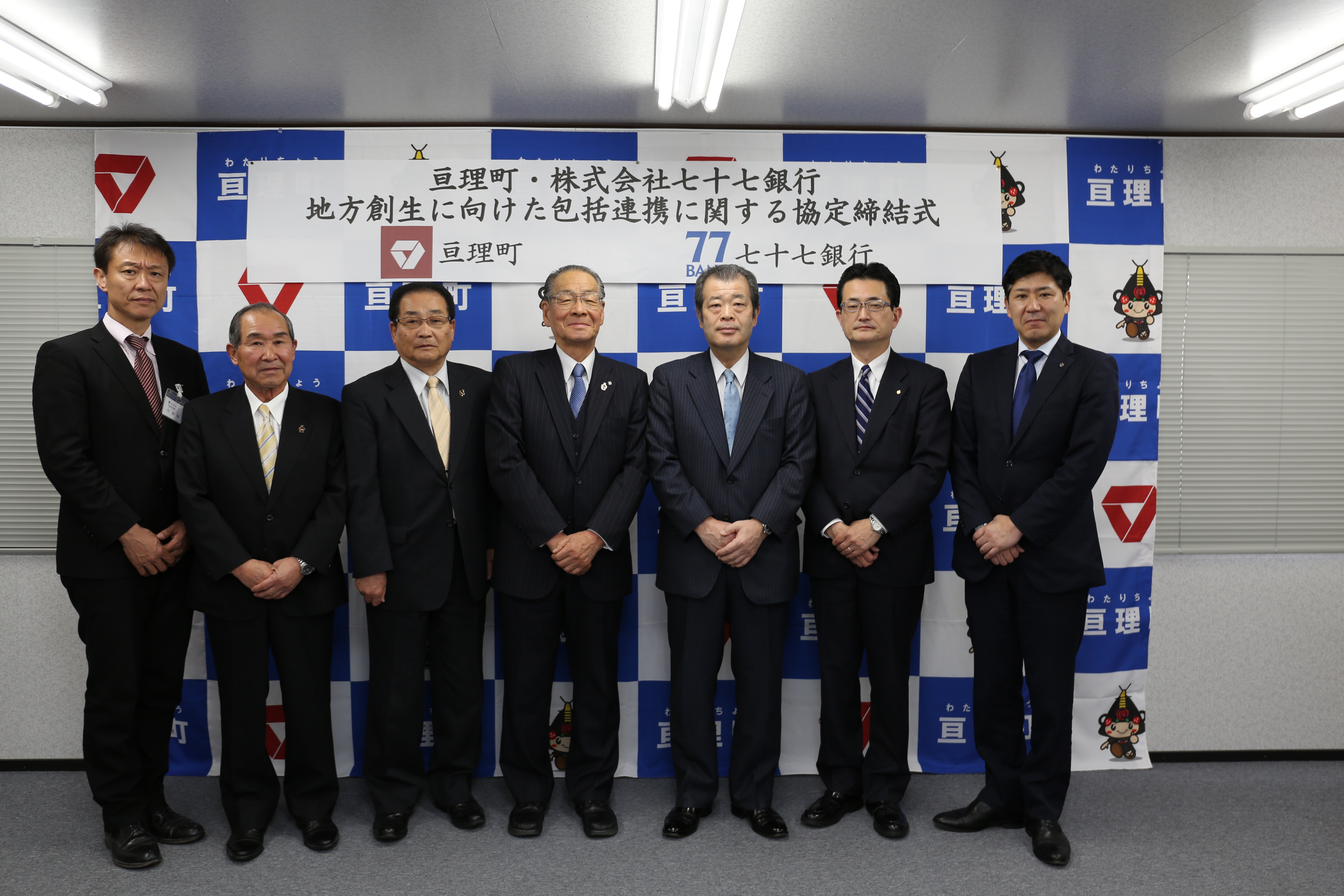 出席者全員での写真撮影の様子